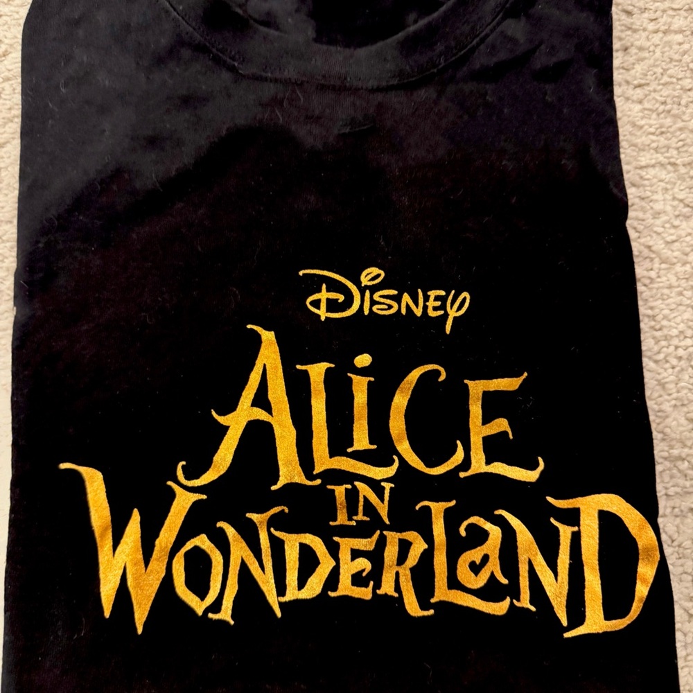 Disney’s Alice in Wonderland Black T-Shirt. Size Large.